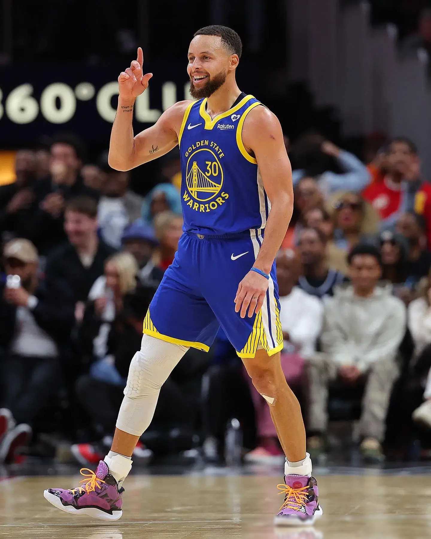 NBA常规赛：湖人加时胜勇士，詹姆斯40+三双